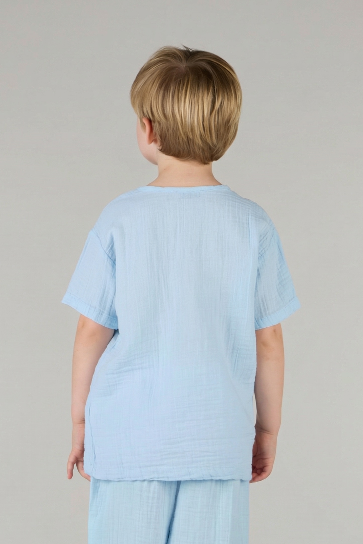 تي شيرت بأكمام طويلة ورقبة على شكل حرف V