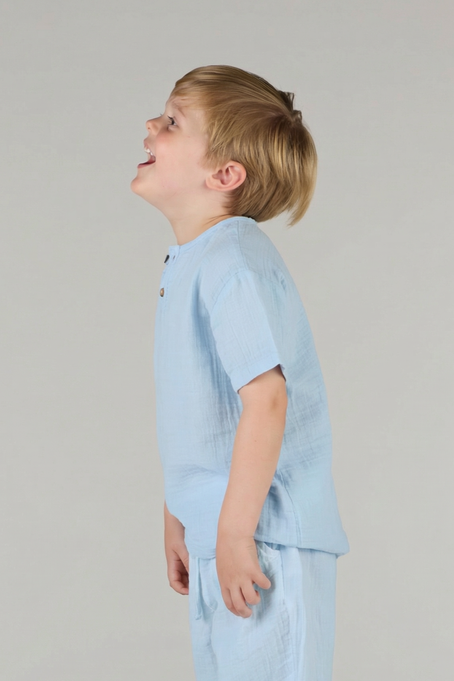 تي شيرت بأكمام طويلة ورقبة على شكل حرف V