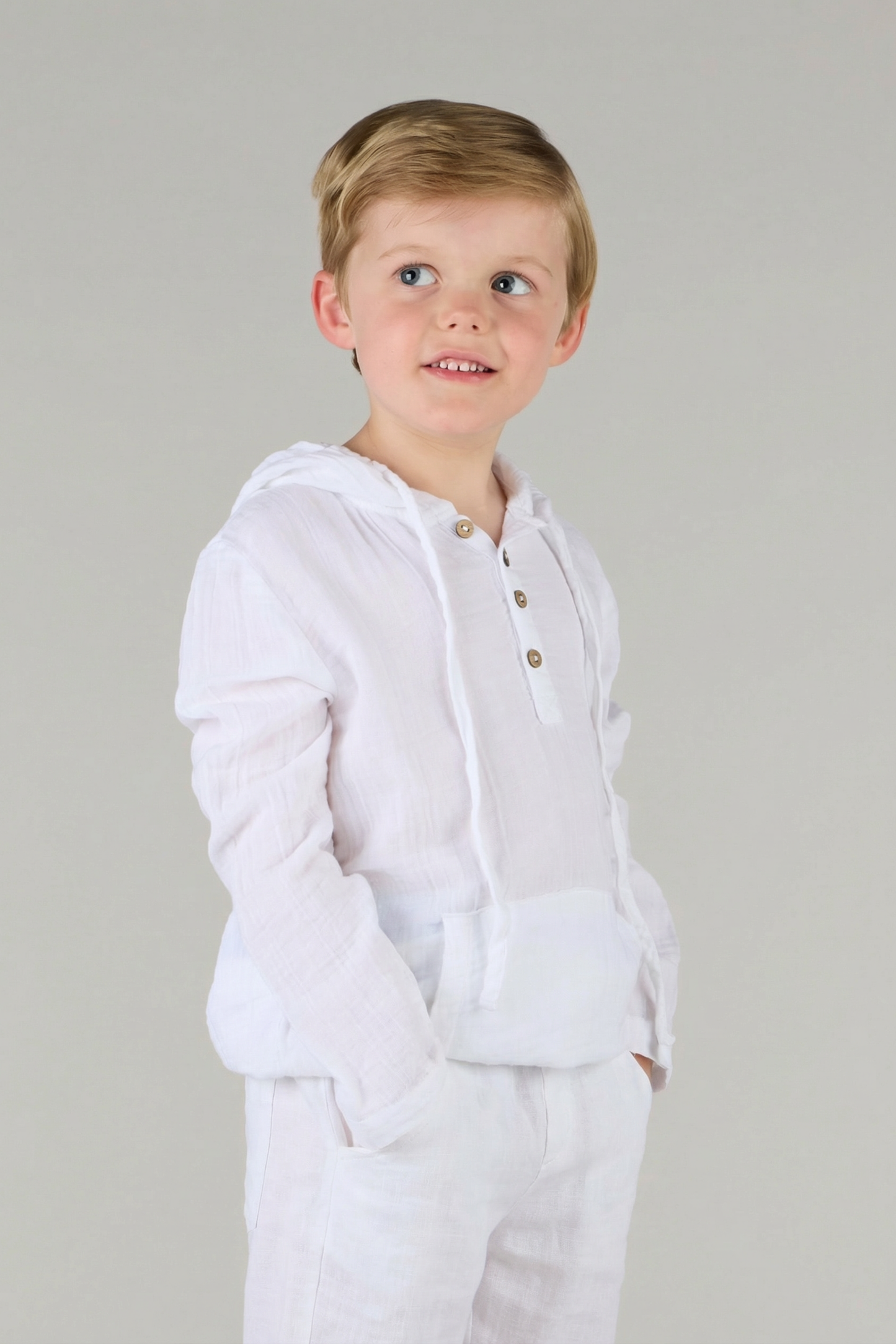 تي شيرت بأكمام طويلة ورقبة على شكل حرف V