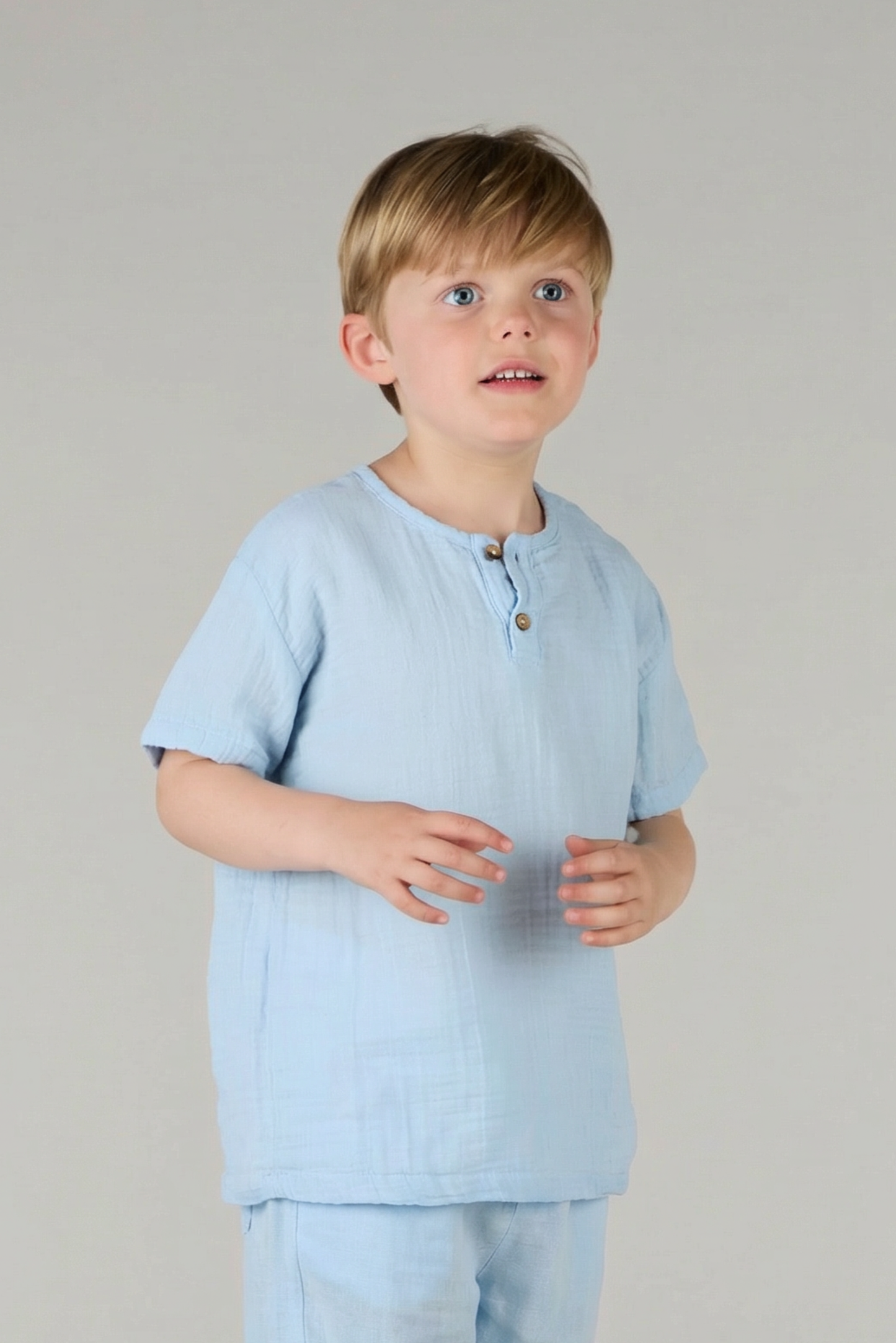 تي شيرت بأكمام طويلة ورقبة على شكل حرف V