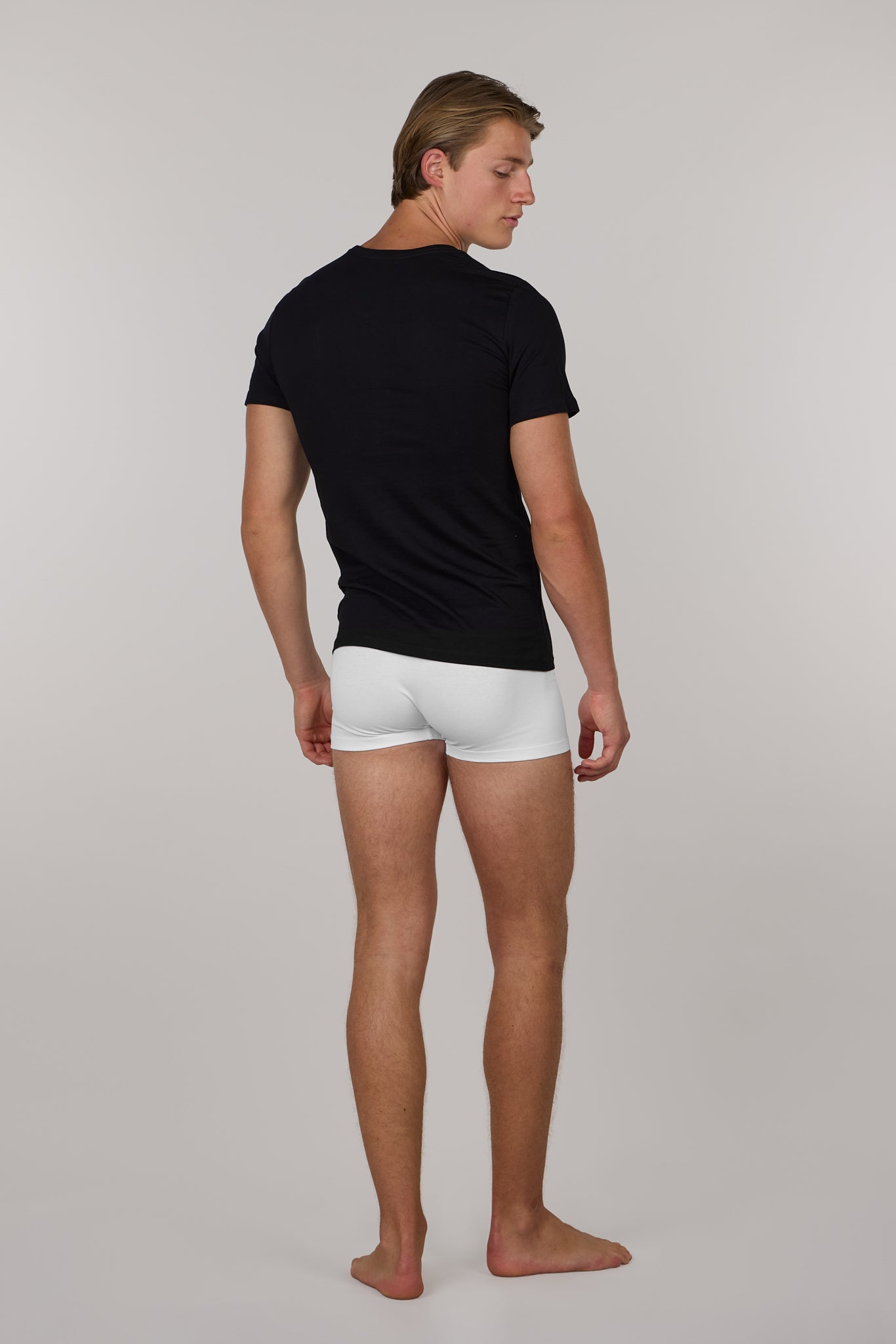 Комплект из двух мягких хлопковых маек черного цвета.