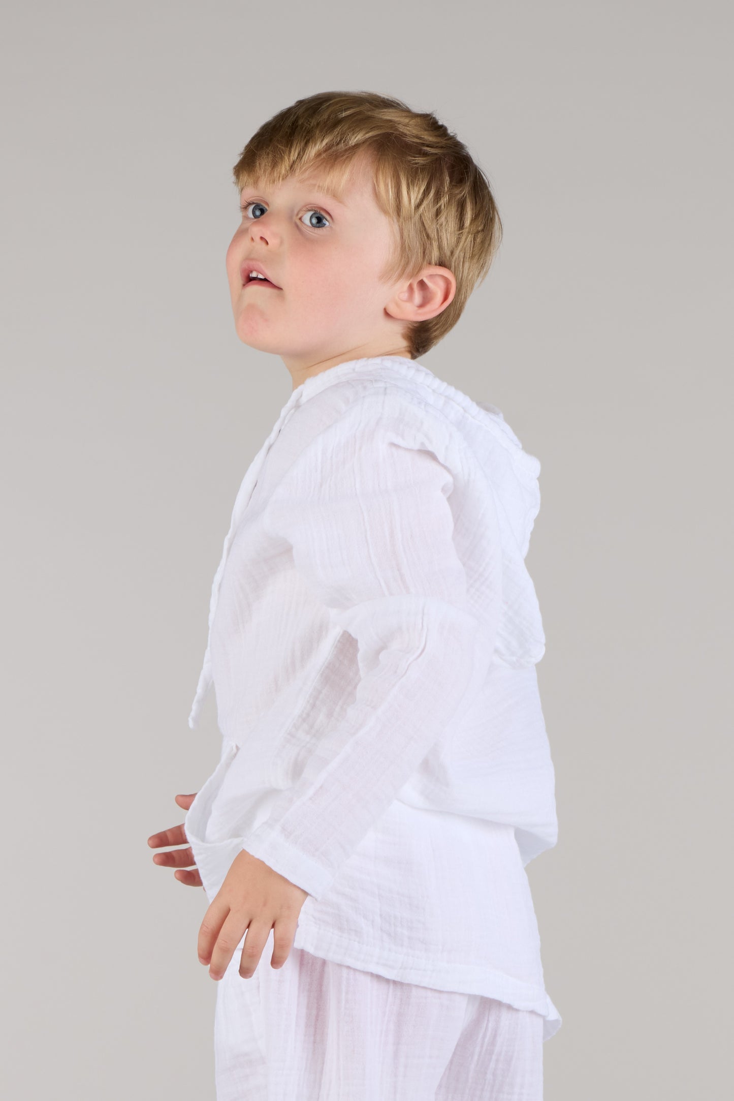 تي شيرت بأكمام طويلة ورقبة على شكل حرف V