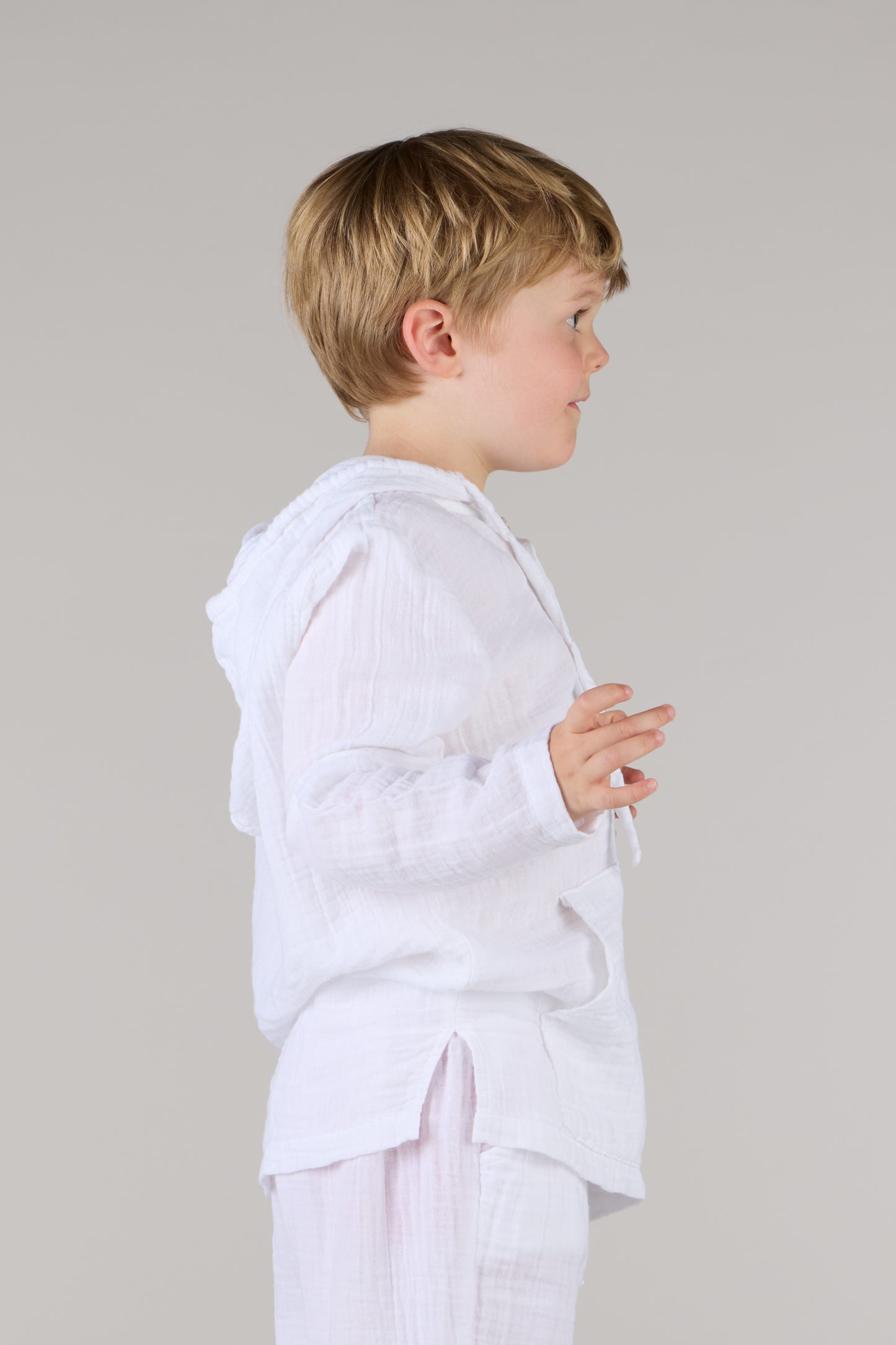 تي شيرت بأكمام طويلة ورقبة على شكل حرف V