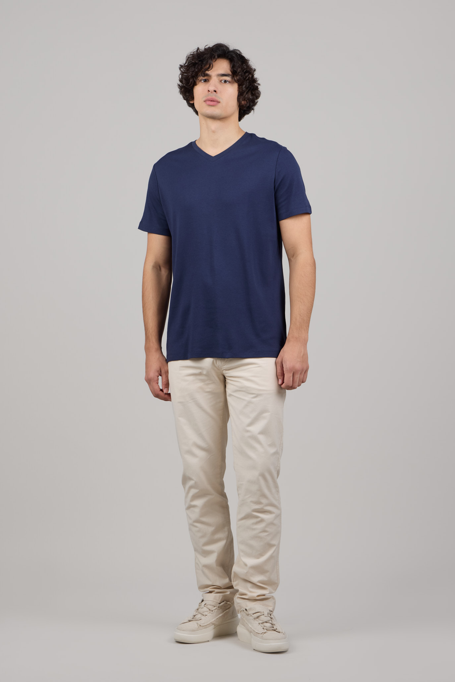 Мягкая хлопковая футболка премиум-класса с V-образным вырезом