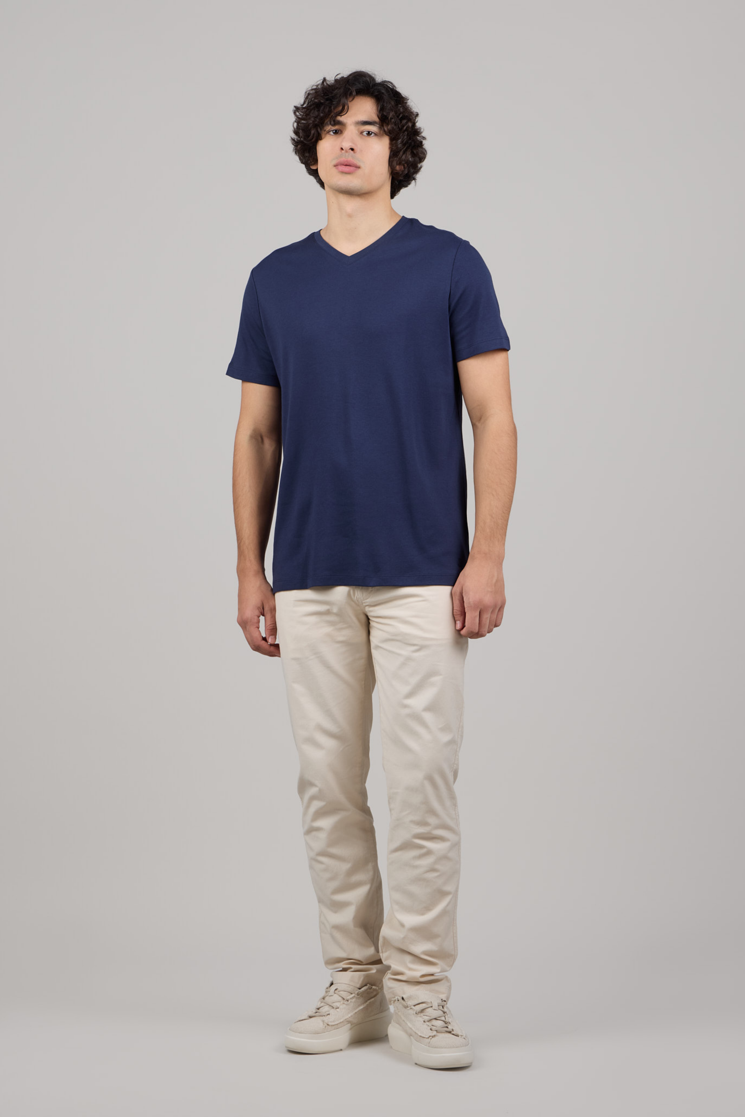 Мягкая хлопковая футболка премиум-класса с V-образным вырезом