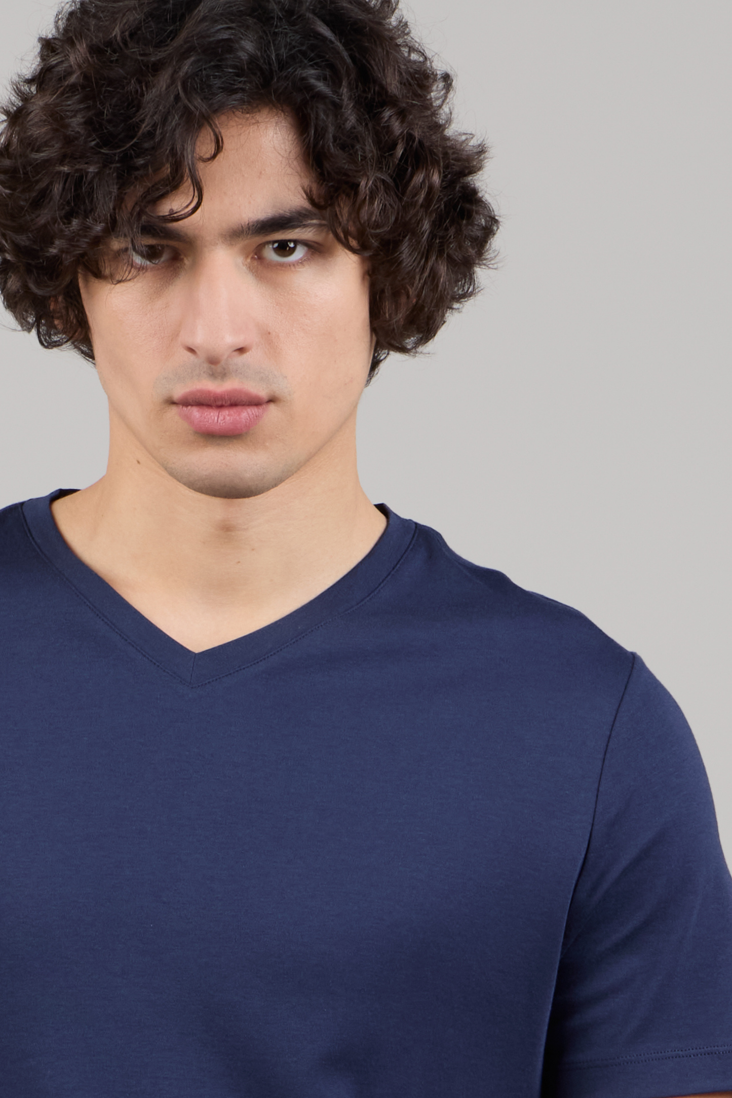 Мягкая хлопковая футболка премиум-класса с V-образным вырезом