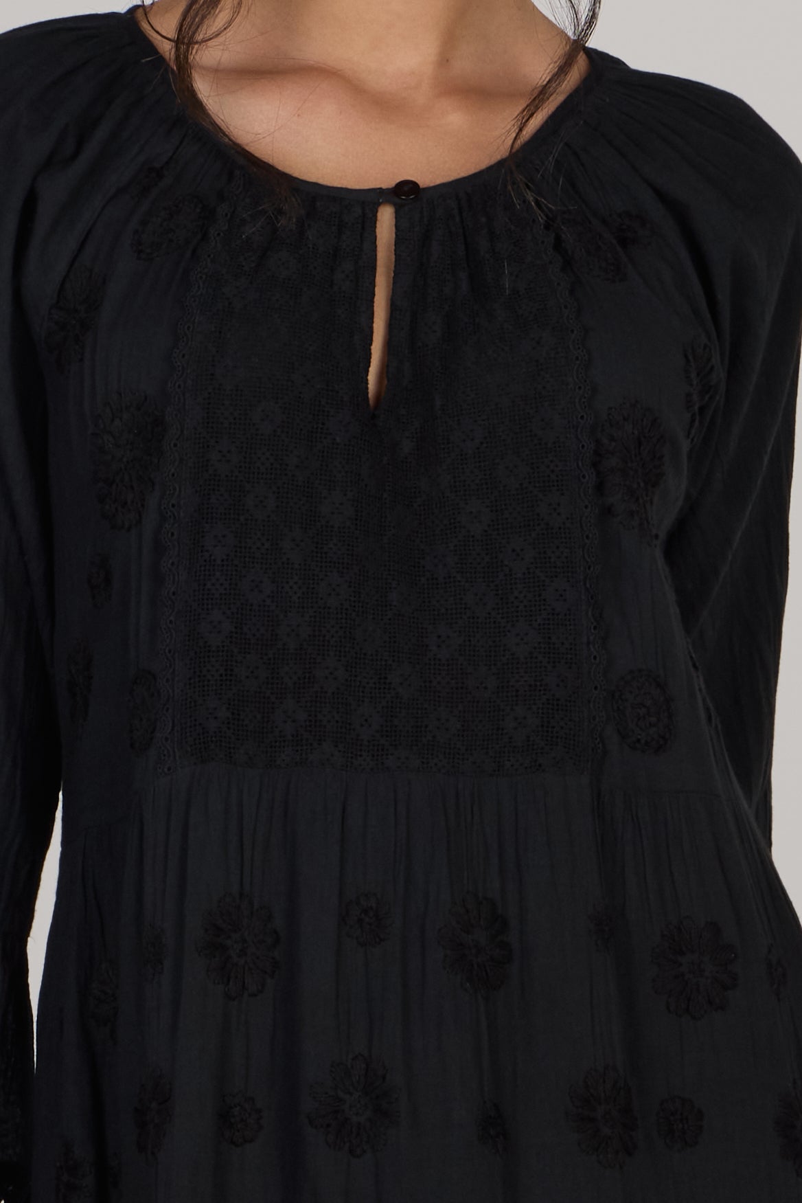 Платье с вышивкой в ​​виде цветочного сада