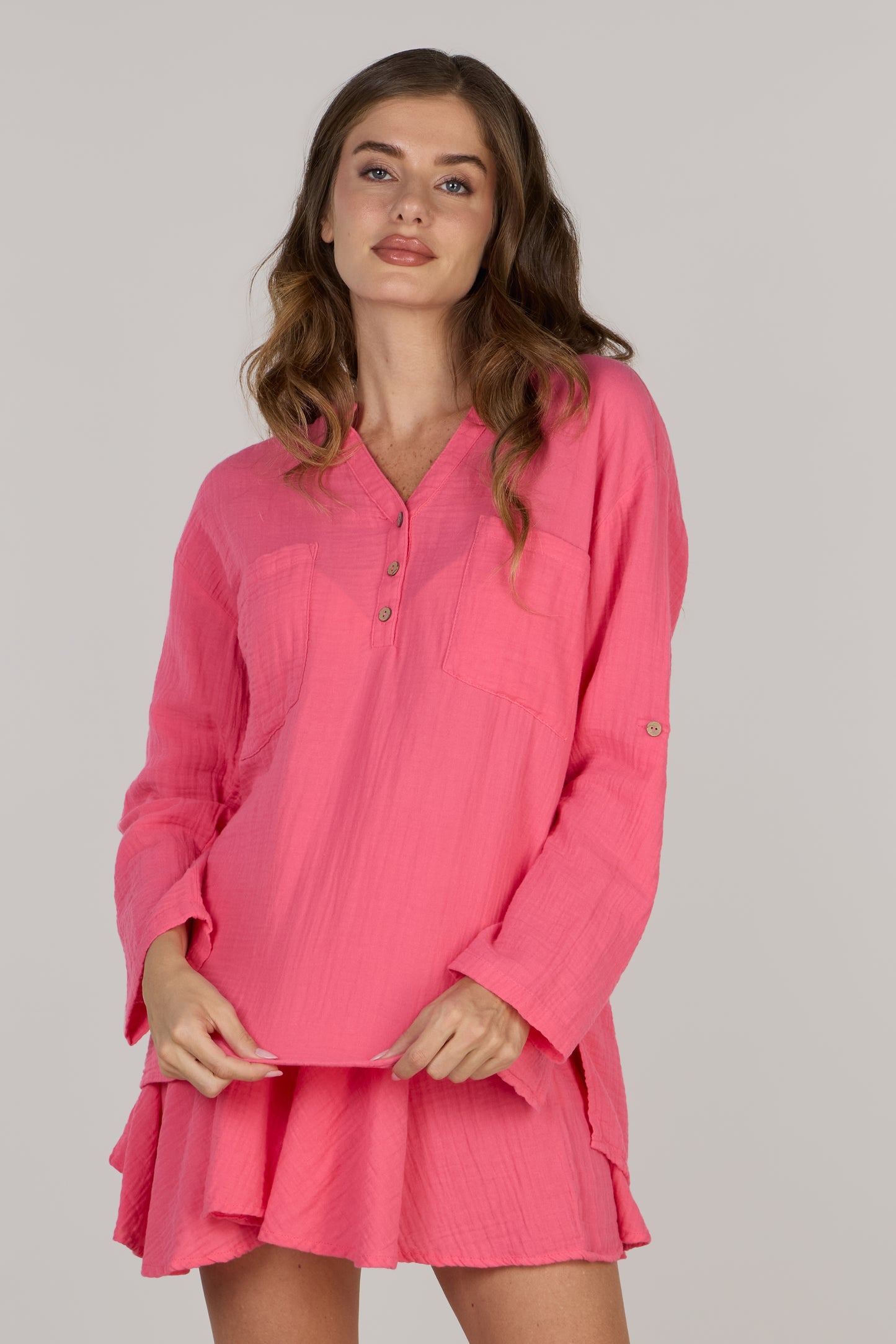 بلوزة كاتي بأكمام طويلة وفتحة رقبة على شكل حرف V