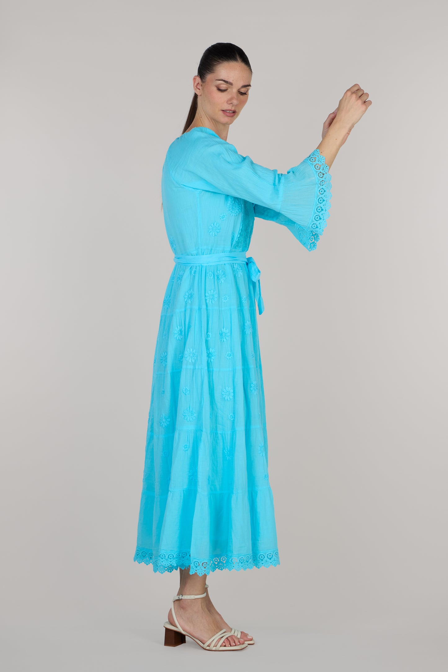 فستان مطرز بنقشة حديقة الزهور