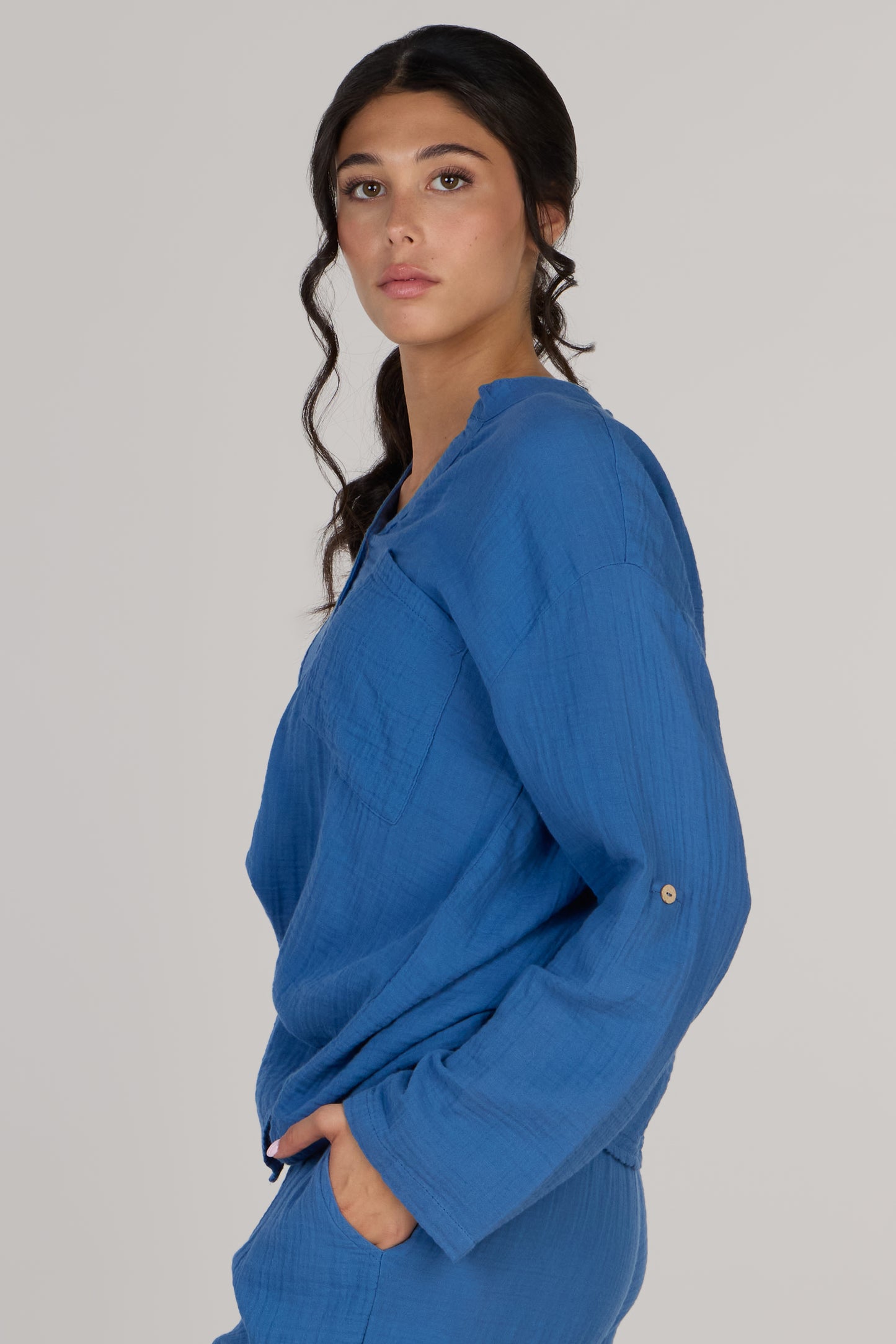 بلوزة كاتي بأكمام طويلة وفتحة رقبة على شكل حرف V